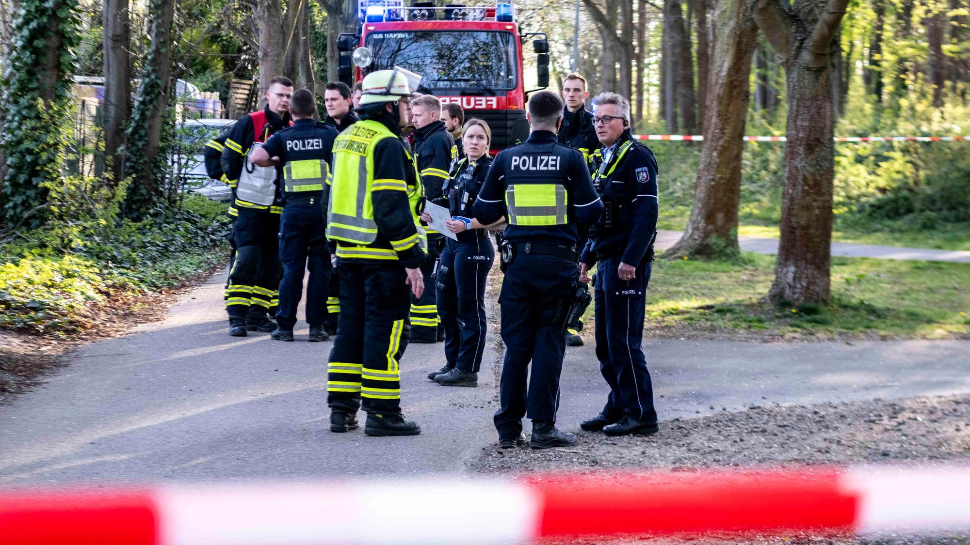 Das Bild zeigt den abgesperrten Unfallbereich. Polizisten und die Feuerwehr beraten sich gerade.