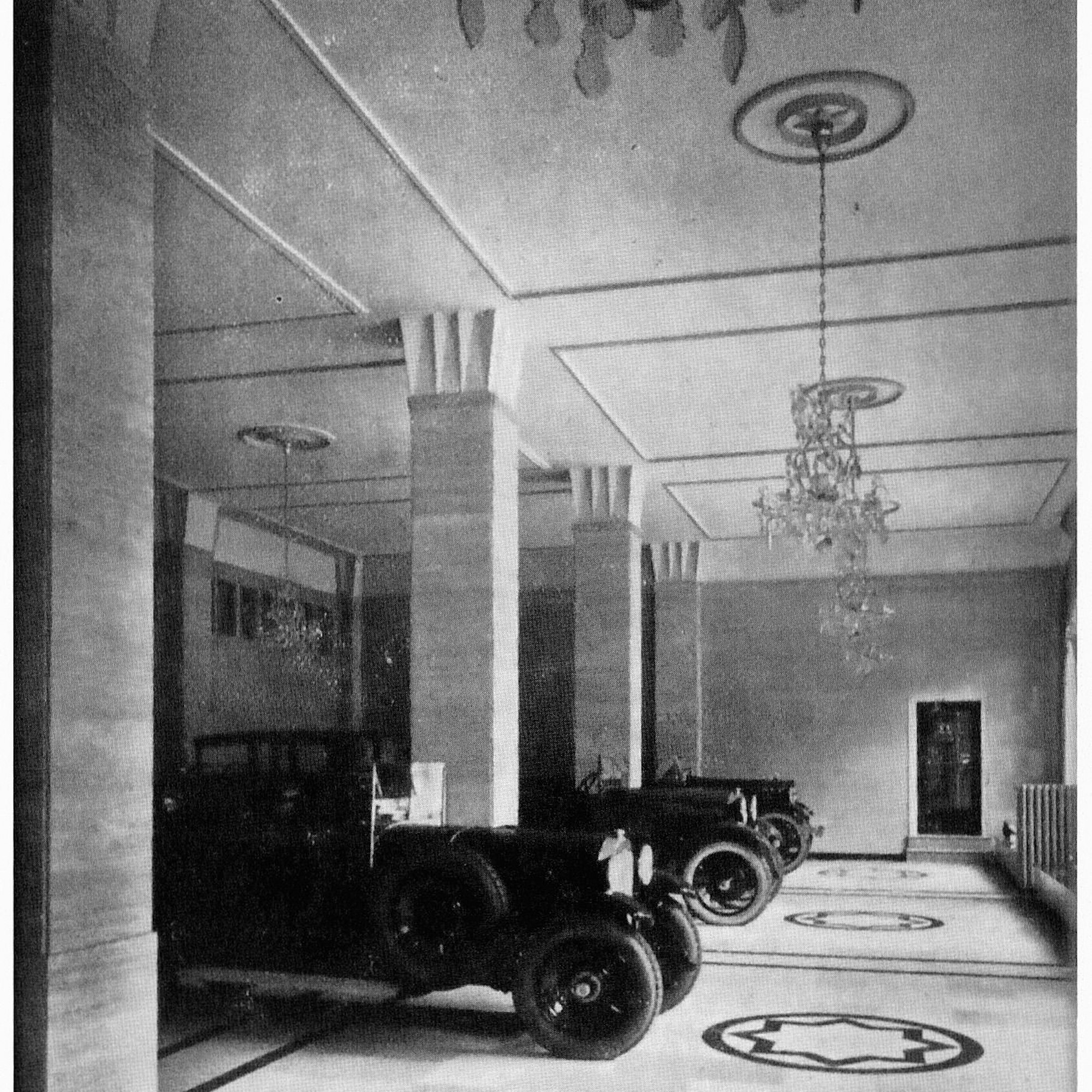 Die Adler-Automobilgesellschaft hatte eine feinen Ausstellungsraum mit Kronleuchtern im Erdgeschoss.