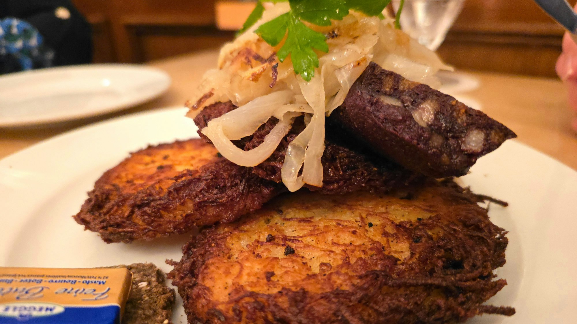 Reibekuchen mit gebratener Blutwurst