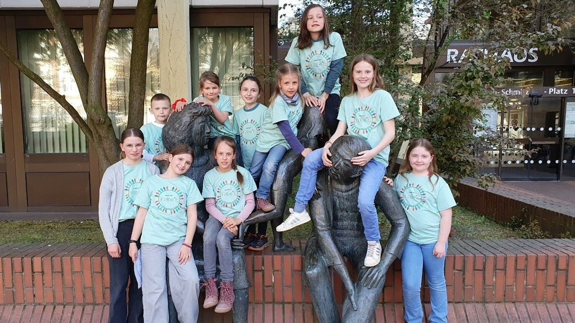 Auf dem Bild sind Kinder des Horts vor dem Rathaus zu sehen.