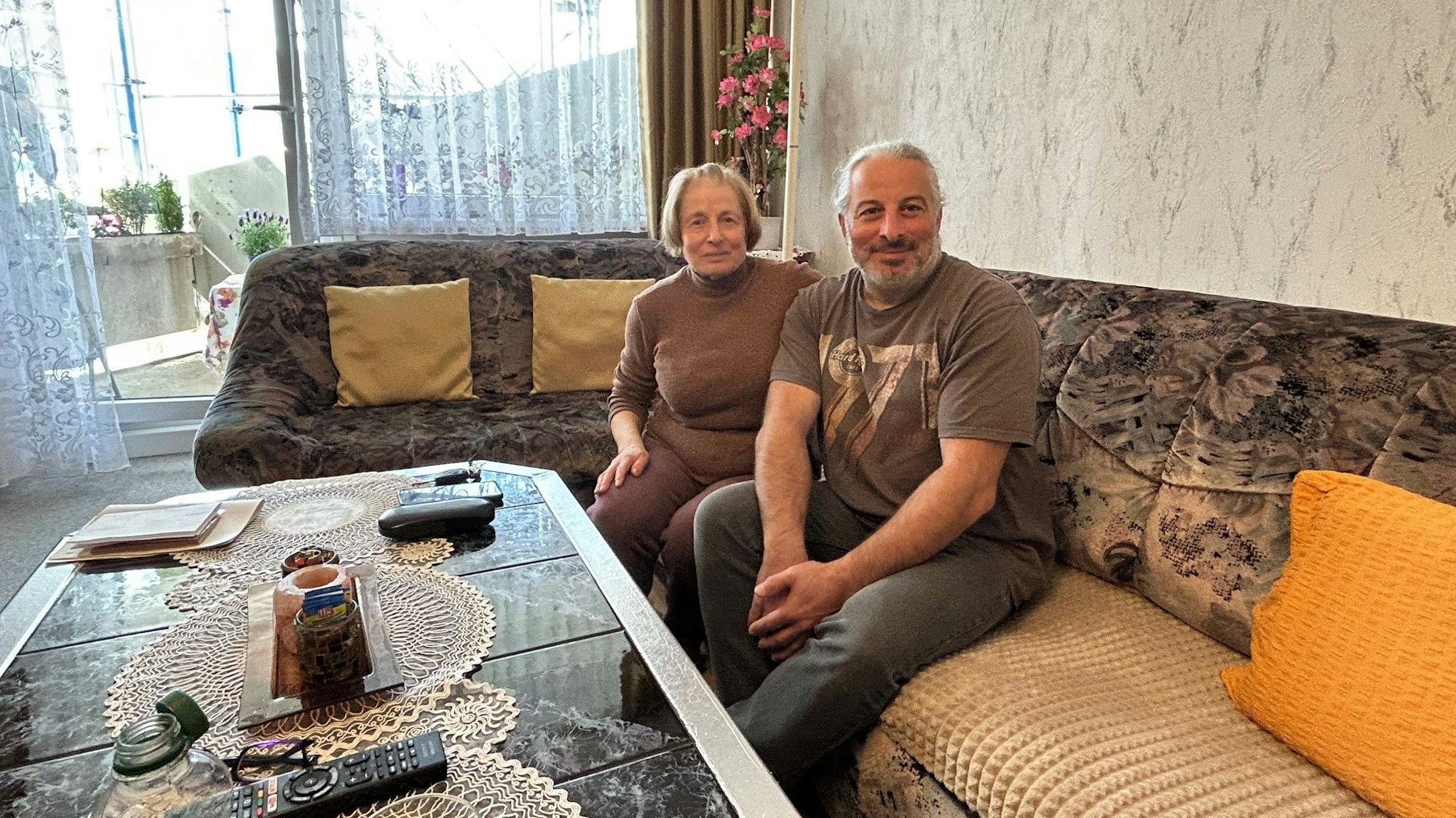 Das Bild Sülbiye Akbar in ihrer Wohnung mit ihrem Sohn Ersan Yildiz