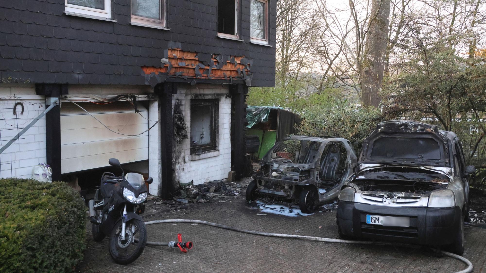 Das Elektroauto brannte vollständig aus, das andere Fahrzeug und die Fassade des Hauses wurden beschädigt.