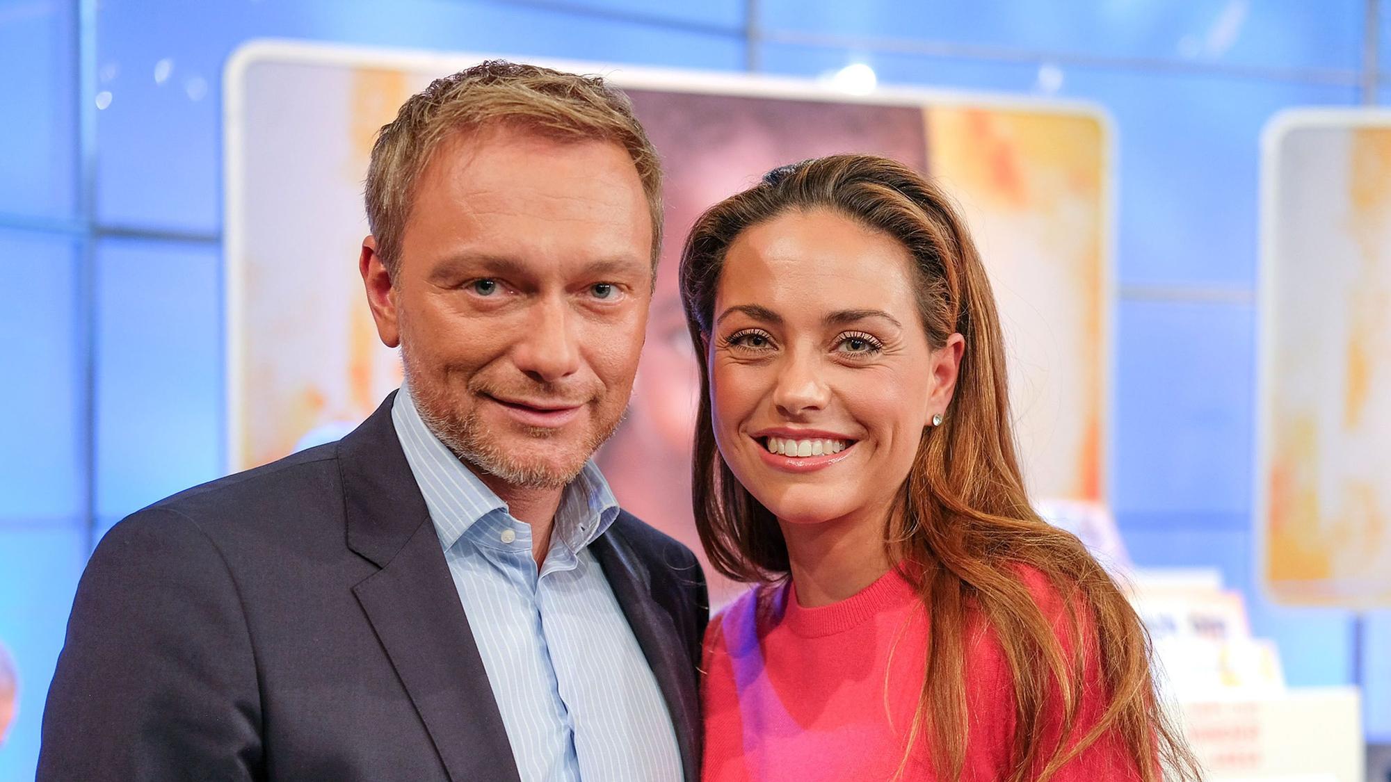 Franca Lehfeldt und Christian Lindner posieren für Fotografen.