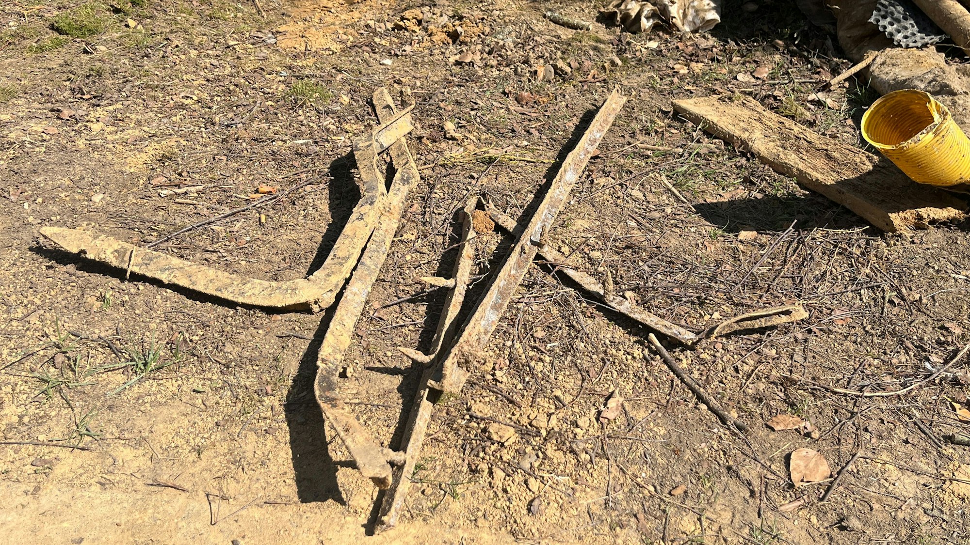 Bei den Grabungen wurden alte Zaunpfosten gefunden, die offensichtlich für die Ausschläge bei den Metalldetektoren gesorgt hatten.
