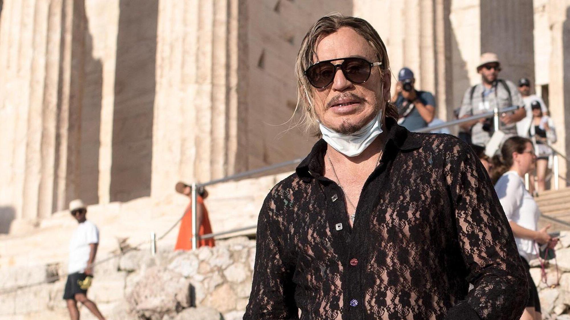 Mickey Rourke besucht die Akropolis am Rande der Dreharbeiten seines Films „Man of God“.