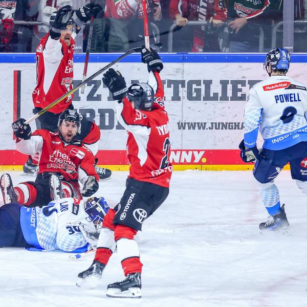 Lanxess-Arena Köln: Torjubel nach dem Tor zum 1:0 durch Torschütze Maximilian Kammerer.