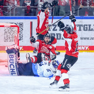 Lanxess-Arena Köln: Torjubel nach dem Tor zum 1:0 durch Torschütze Maximilian Kammerer.
