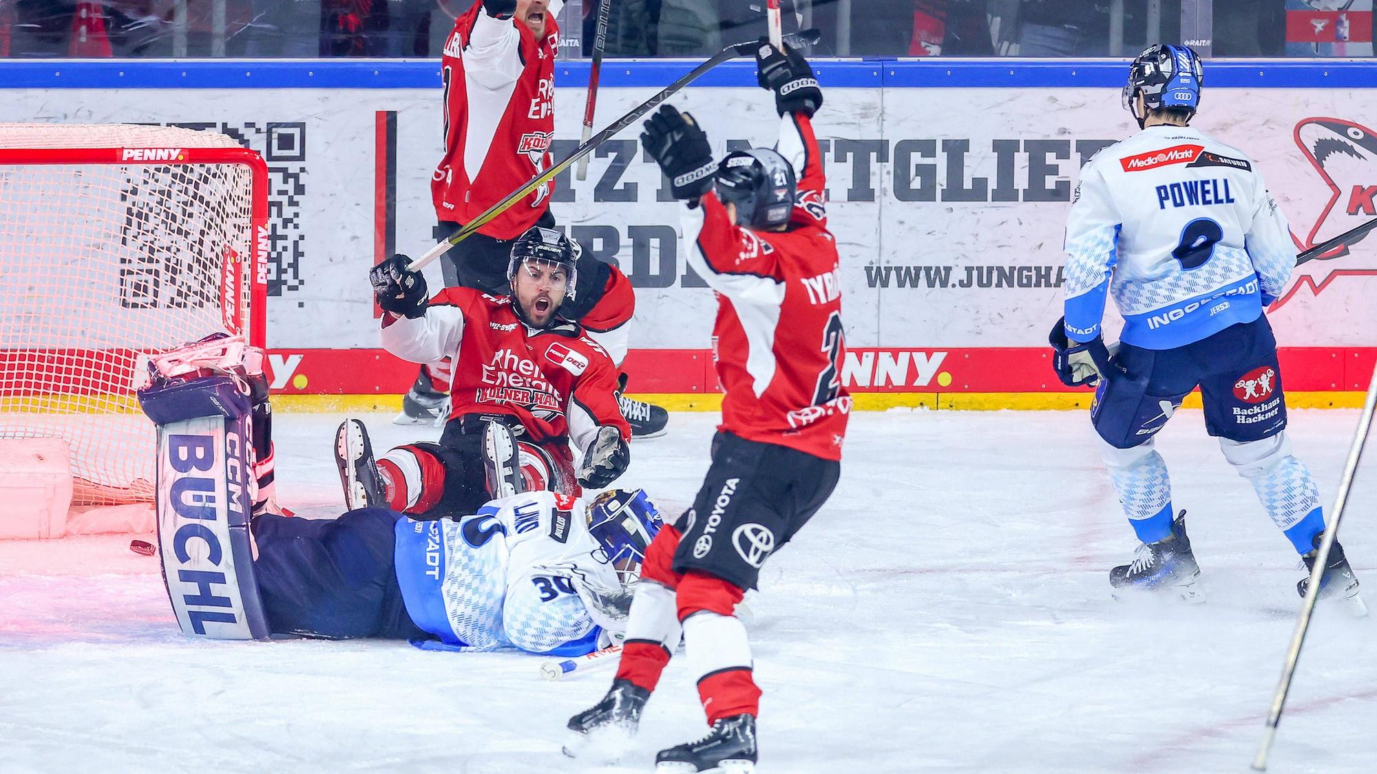Lanxess-Arena Köln: Torjubel nach dem Tor zum 1:0 durch Torschütze Maximilian Kammerer.