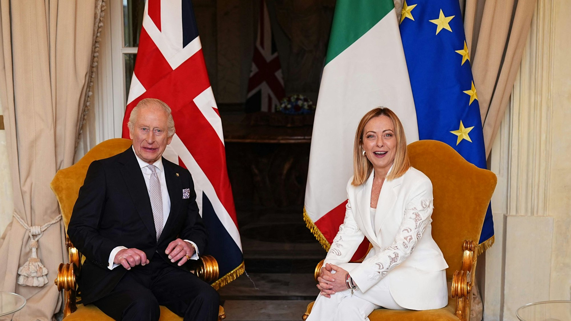 Italiens Premierministerin Giorgia Meloni und König Charles.