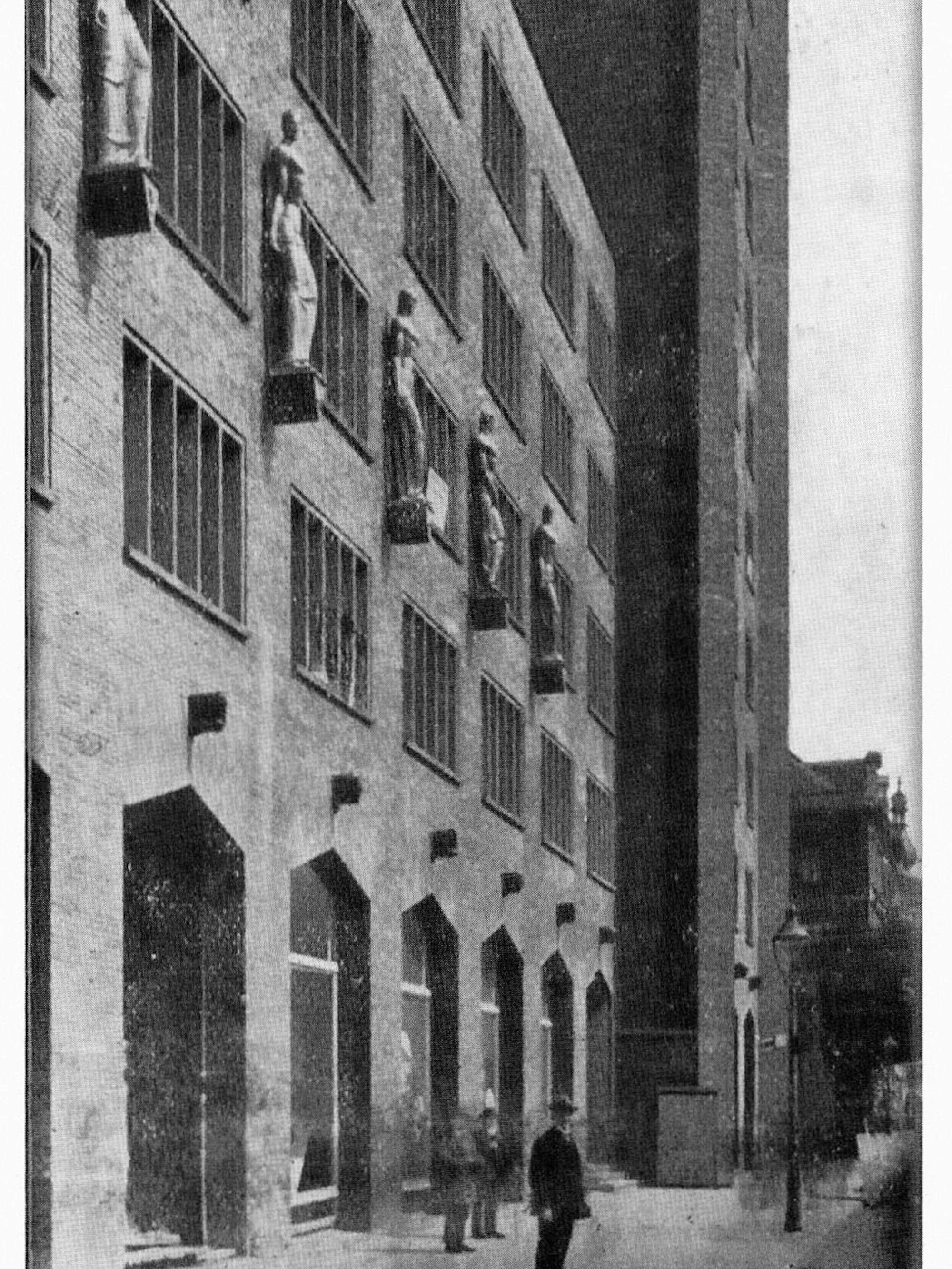 Die keramischen Figuren die einst die Fassade zierten, sind verloren gegangen.