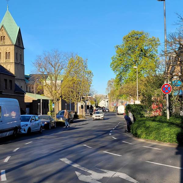 Eine Fahrbahn, links und rechts schmale Streifen, die Fahrradfahrern vorbehalten sind.