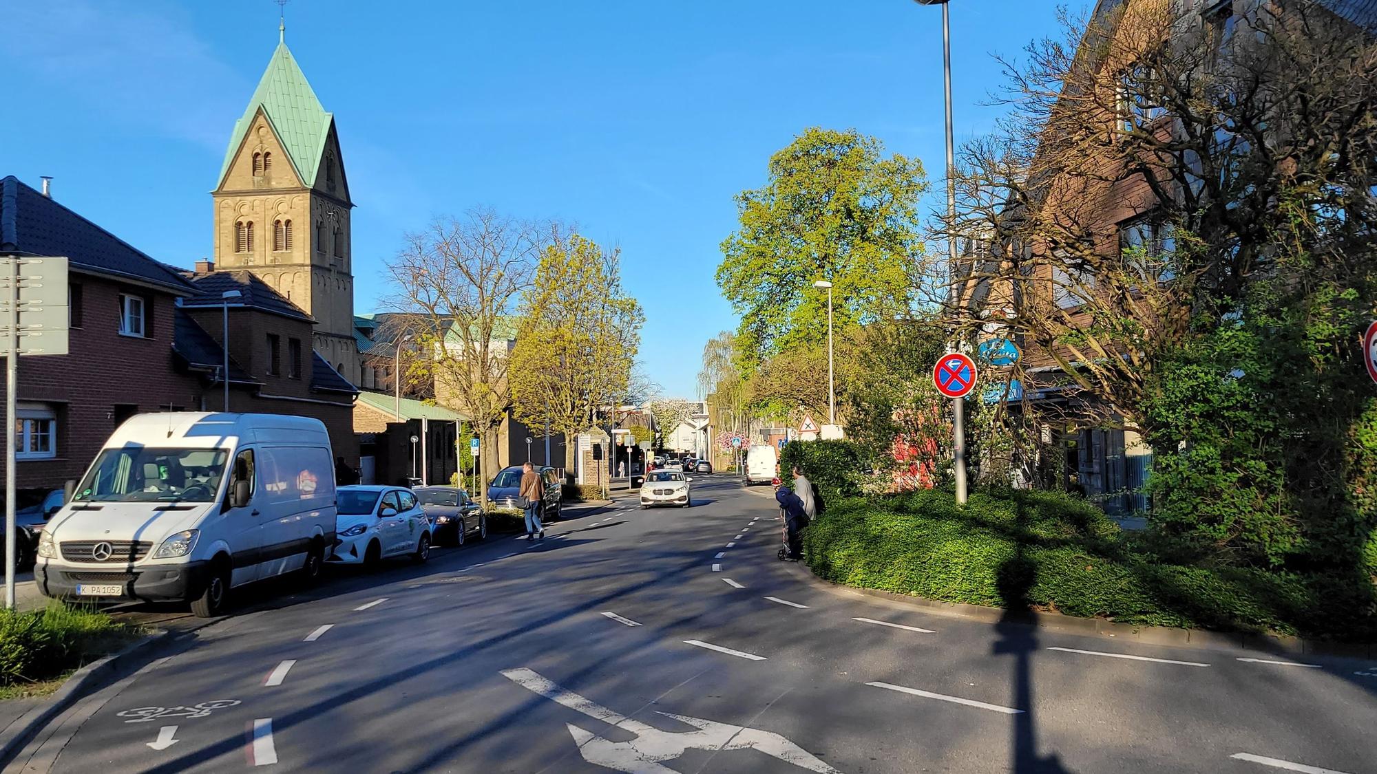 Eine Fahrbahn, links und rechts schmale Streifen, die Fahrradfahrern vorbehalten sind.
