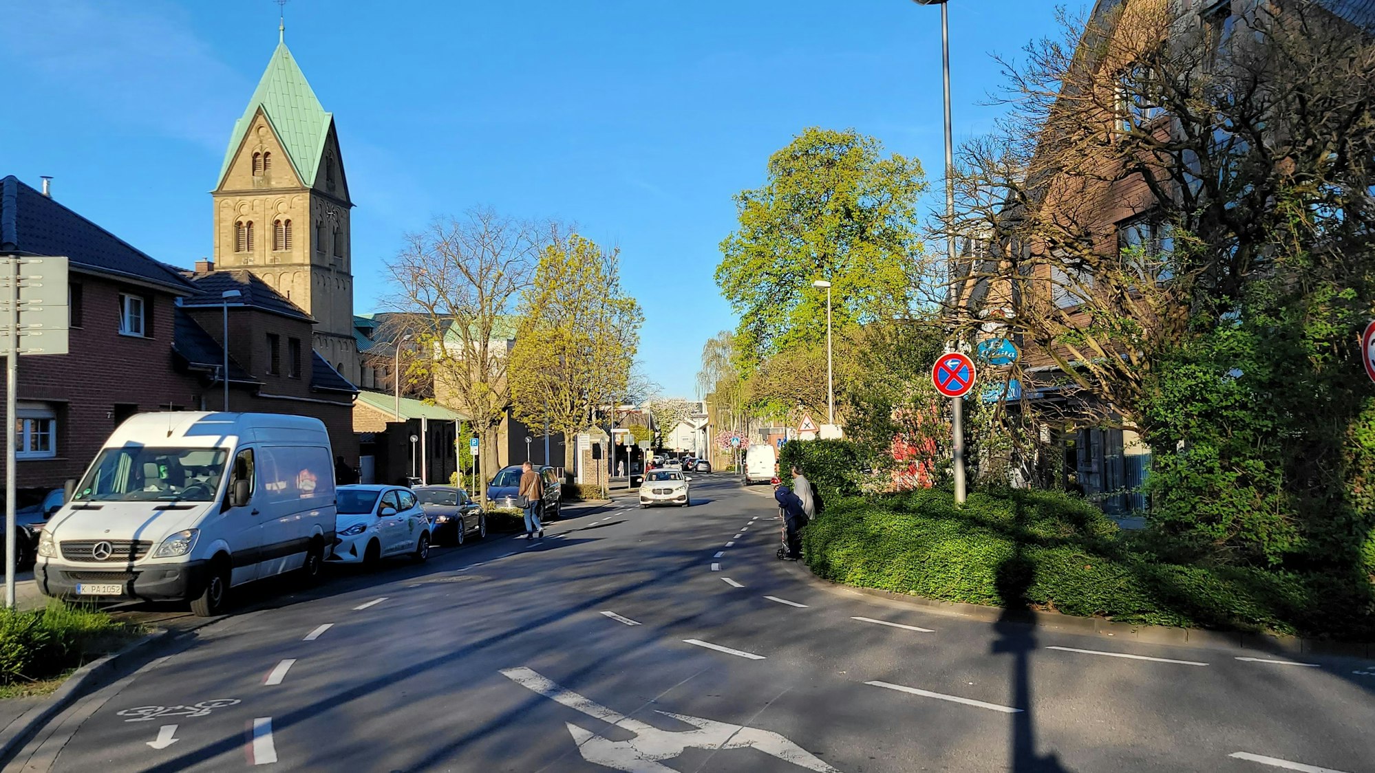 Eine Fahrbahn, links und rechts schmale Streifen, die Fahrradfahrern vorbehalten sind.