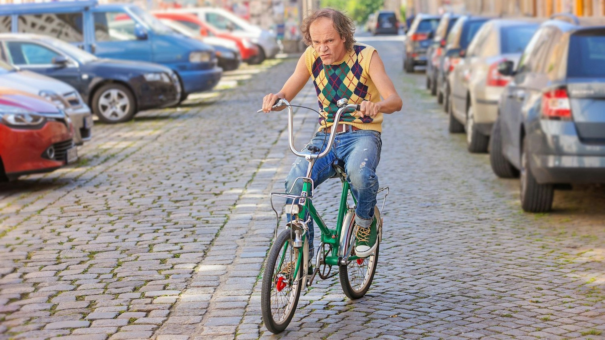 Olaf Schubert auf einem Fahrrad.