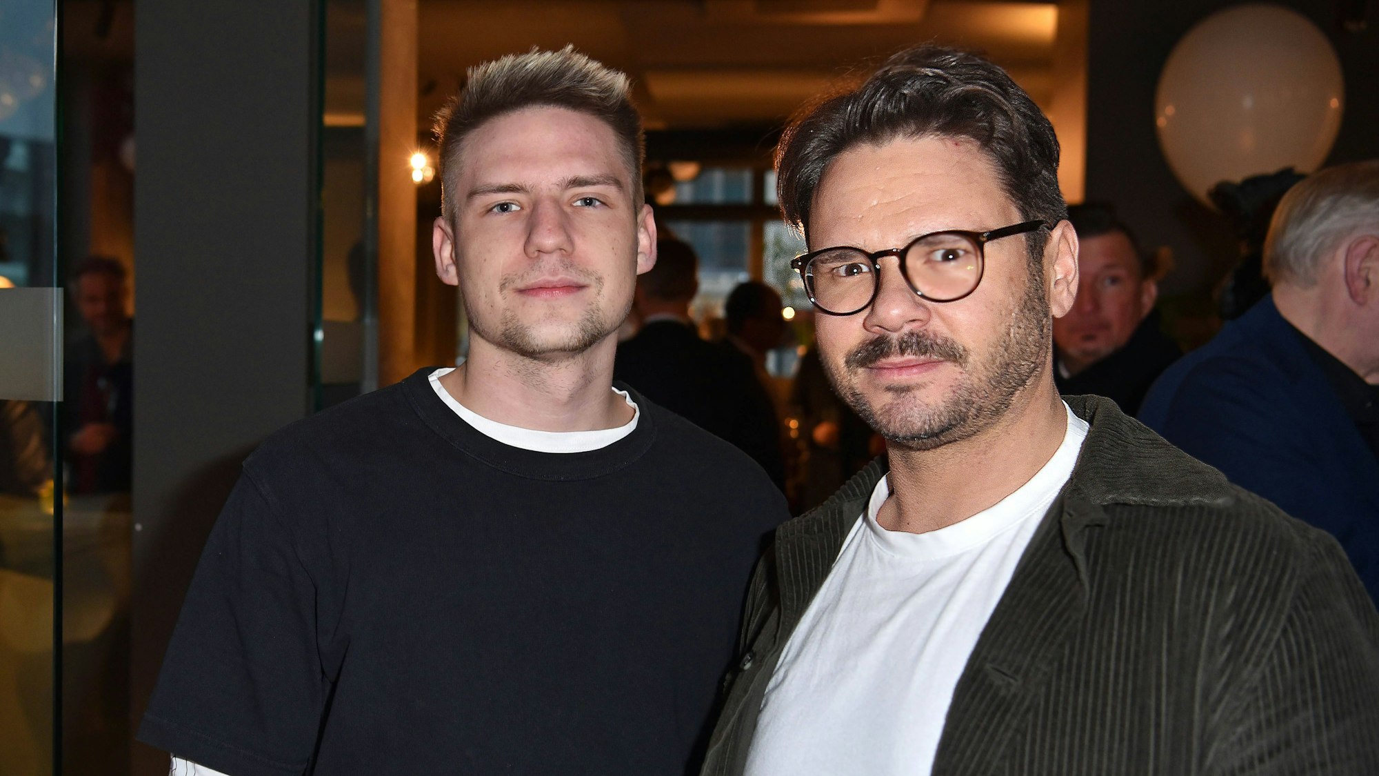 Lennart Borchert und seine GZSZ-Kollege Thomas Drechsel bei einem Charity-Event zugunsten der Erdbebenopfer in der Türkei und Syrien.