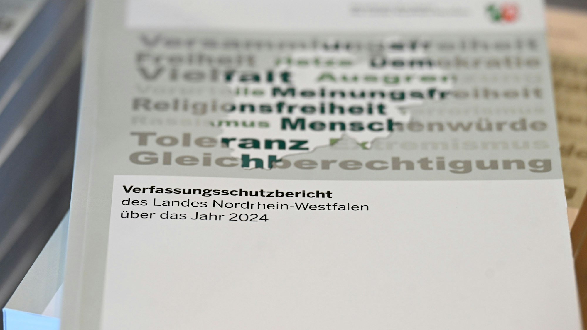 Blick auf eine Ausgabe des Verfassungsschutzberichts 2024, der von NRW-Innenminister Herbert Reul (CDU) vorgestellt wurde.