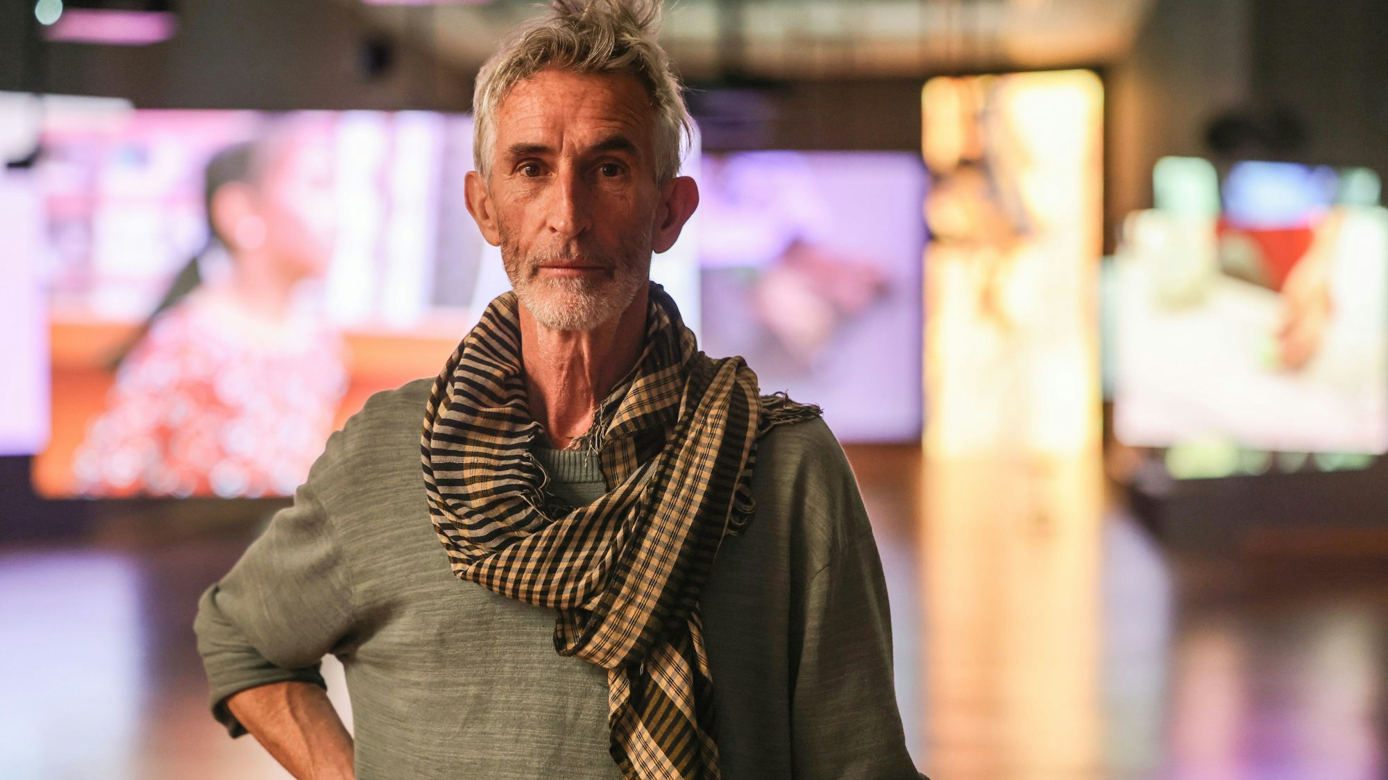 Francis Alÿs steht vor Videoleinwänden in seiner Kölner Ausstellung „Kids take over“