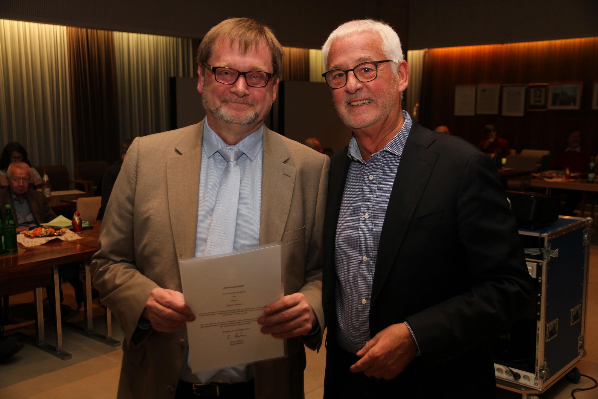Bürgermeister Franz Huhn (rechts) ehrt Jürgen Becker, Fraktionschef der CDU, für 40 Jahre Ratsmitgliedschaft
