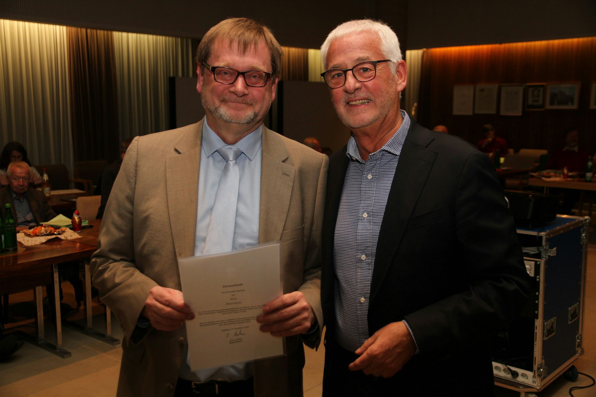 Bürgermeister Franz Huhn (rechts) ehrt Jürgen Becker, Fraktionschef der CDU, für 40 Jahre Ratsmitgliedschaft