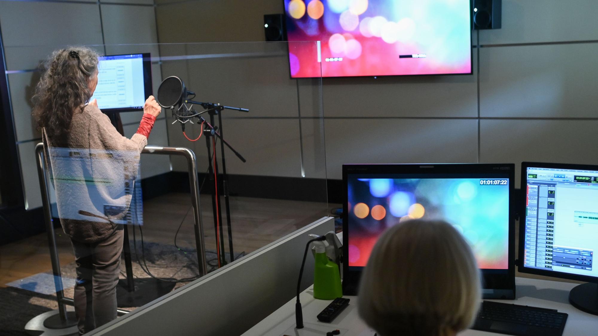 25.03.2021, Berlin: Schauspielerin Ulrike Johannson (l.) und Cutterin Heike Zeumer bei Tonaufnahmen im Tonstudio der Arena Synchron. Synchronisierte Fassungen haben im deutschen Fernsehen eine lange Tradition.