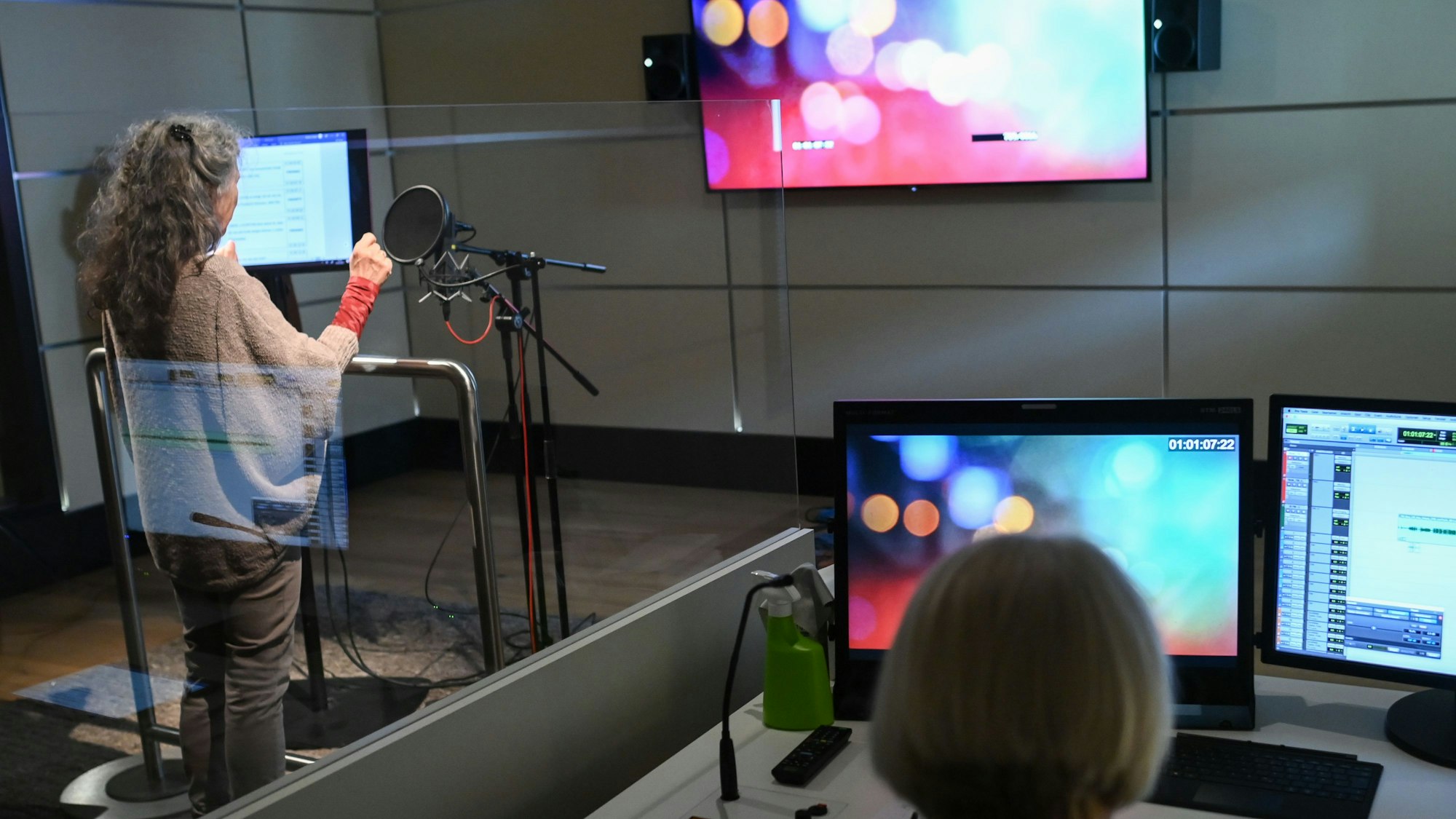 25.03.2021, Berlin: Schauspielerin Ulrike Johannson (l.) und Cutterin Heike Zeumer bei Tonaufnahmen im Tonstudio der Arena Synchron. Synchronisierte Fassungen haben im deutschen Fernsehen eine lange Tradition.