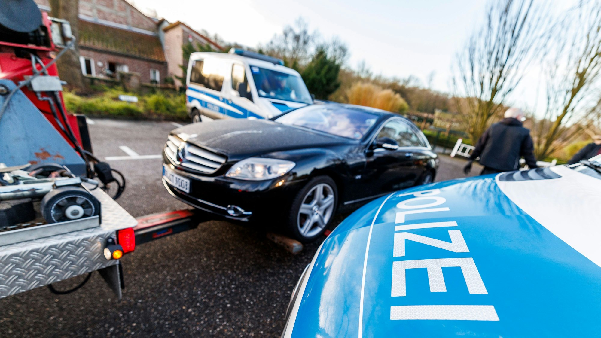 Ein Mercedes CL 600 V12 wird von der Polizei bei einer Razzia beschlagnahmt. Im Großverfahren gegen eine mutmaßliche Schleuserbande rund um zwei Rechtsanwälte haben die Ermittler im Januar zehn Wohn- und Geschäftsräume mutmaßlicher Schleuser und Geschleuster in Krefeld und in Niederdorfelden bei Frankfurt durchsucht.