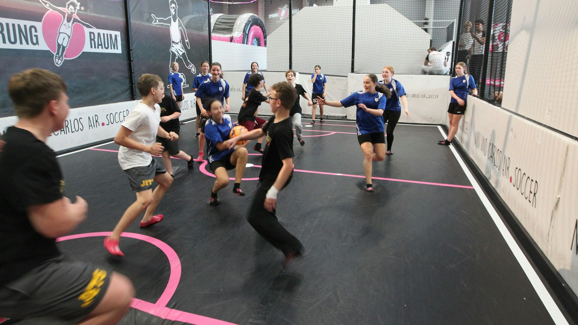 Siegerehrung der Sportlerwahl 2024 in der Trampolihalle Sprungraum in Troisdorf Spich.
Fuß- Handball zwischen den U15-Mädchen des SV Menden und der U13-Jungs der Troisdorf Jets.