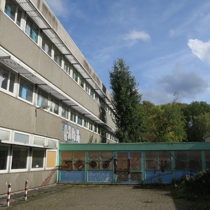 Ein marodes Hauptgebäude einer Grundschule von außen