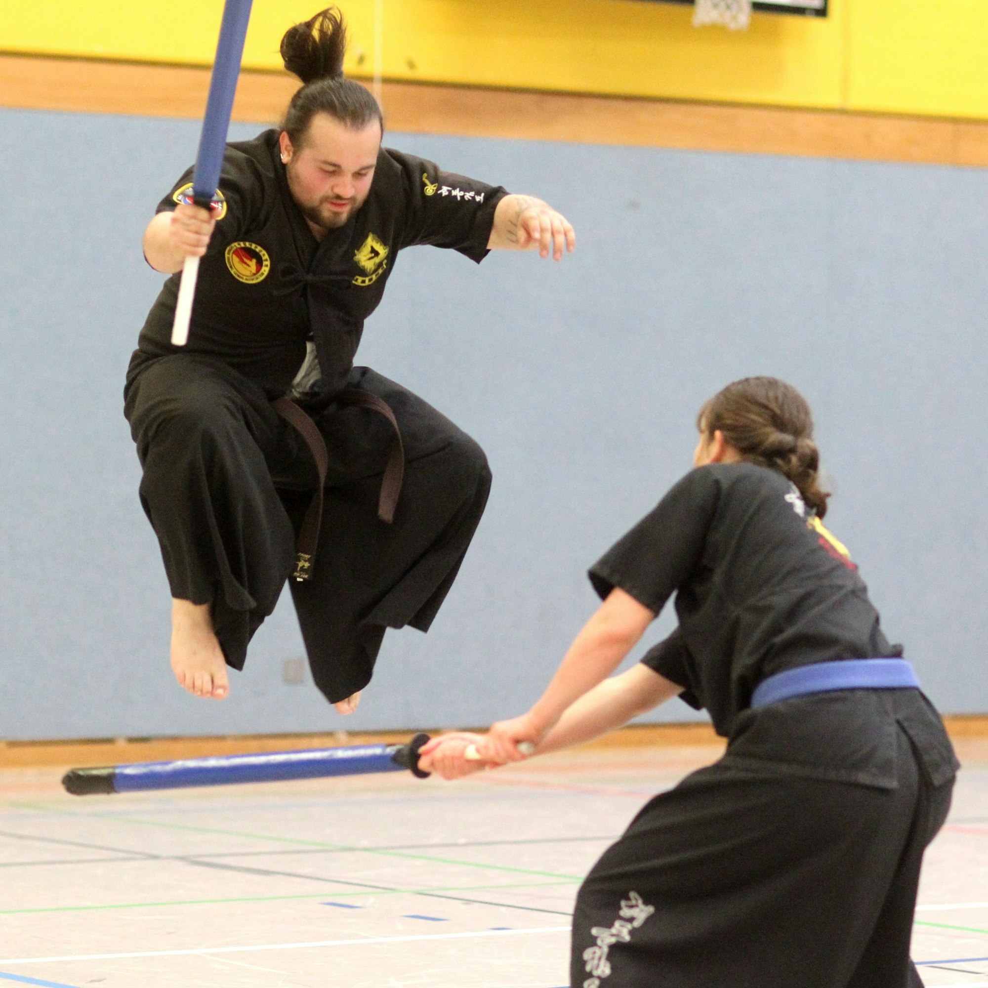 Mit Kunststoff-Schwertern werden Kampf-Situationen nachgestellt.