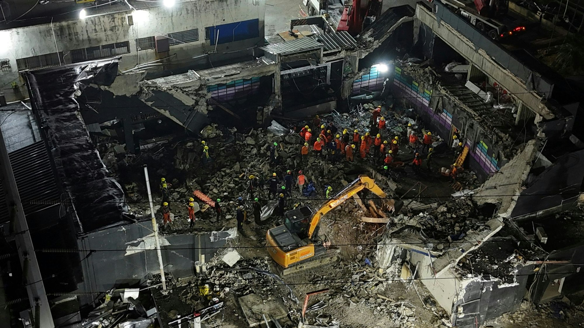 Rettungskräfte suchen nach Leichen im Nachtclub "Jet Set", dessen Dach während eines Merengue-Konzerts eingestürzt ist.