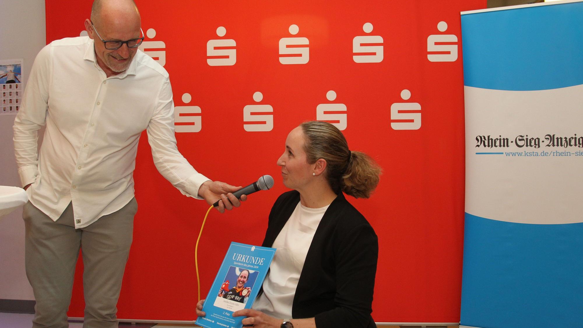 Moderator Quentin Bröhl im Gespräch mit Annika Zeyen-Giles.
