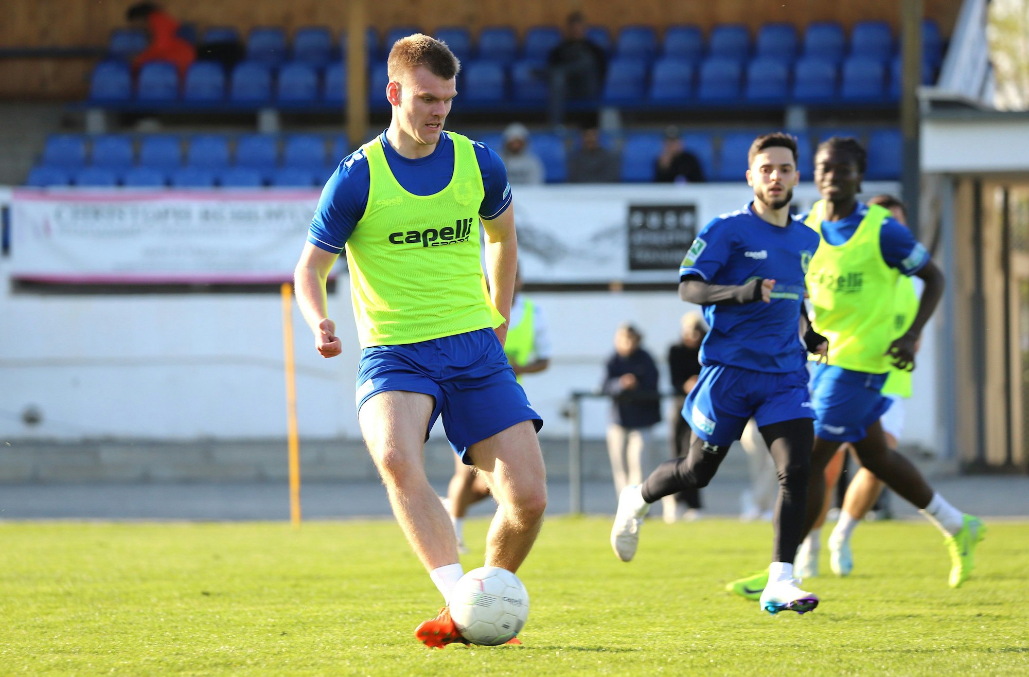 Ein Fußballer nimmt einen Ball an.