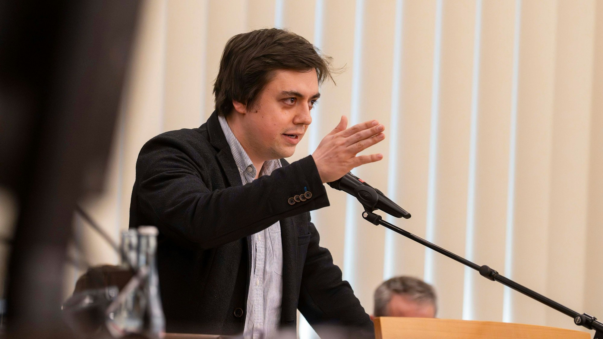 Das Bild zeigt Frederik Schorn während seiner Haushaltsrede.