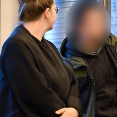 Dem Angeklagten aus Solingen werden vier Straftaten vorgeworfen: Drei versuchte oder vollendete Brandstiftungen und eine Macheten-Attacke.