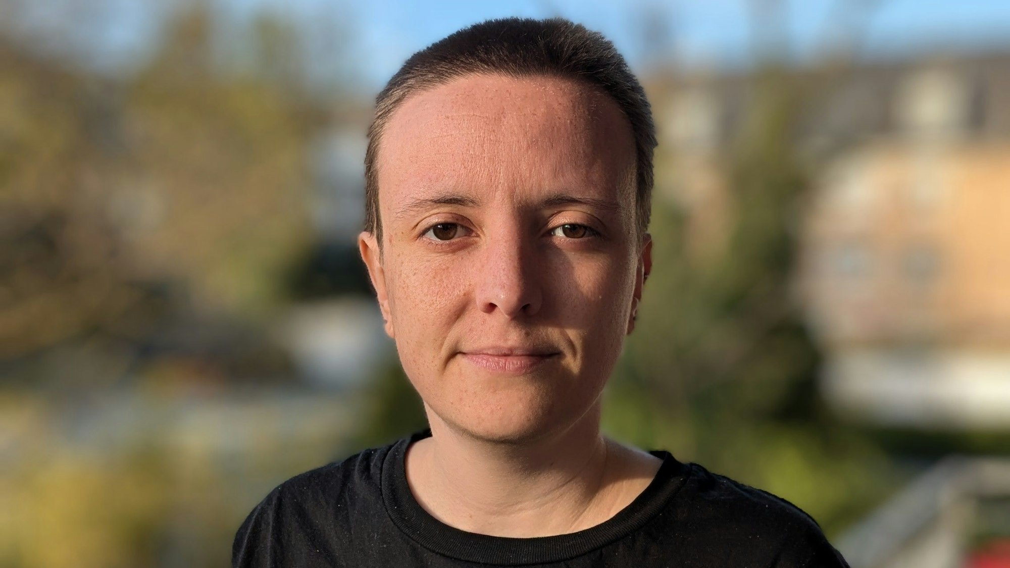 Judith Oehl steht draußen vor einem unscharf gestellten Hintergrund.