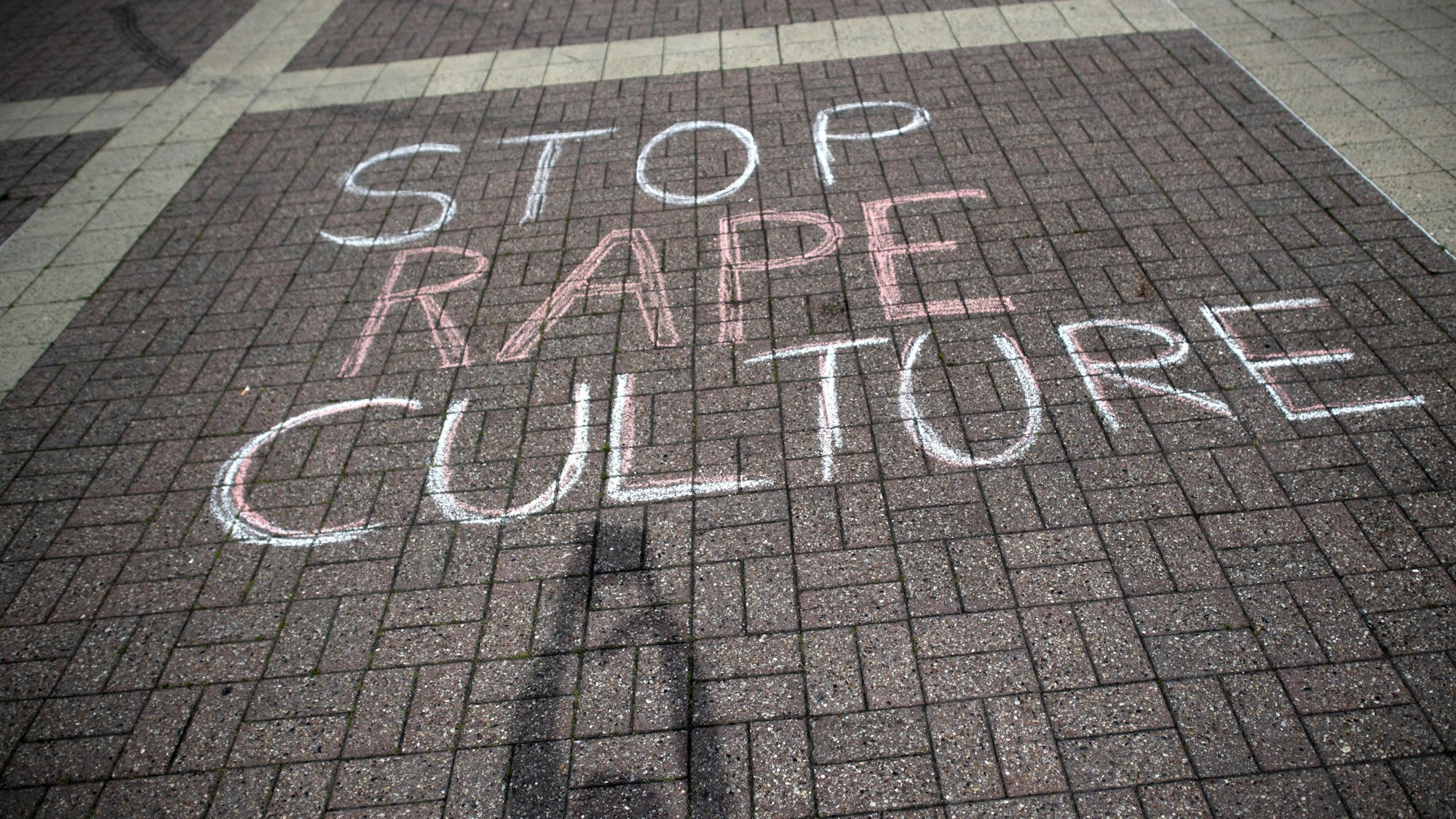 Eine Aufschrift auf dem Boden fordert „Stop Rape Culture“ („Stoppt Vergewaltigungskultur“). (Symbolbild)