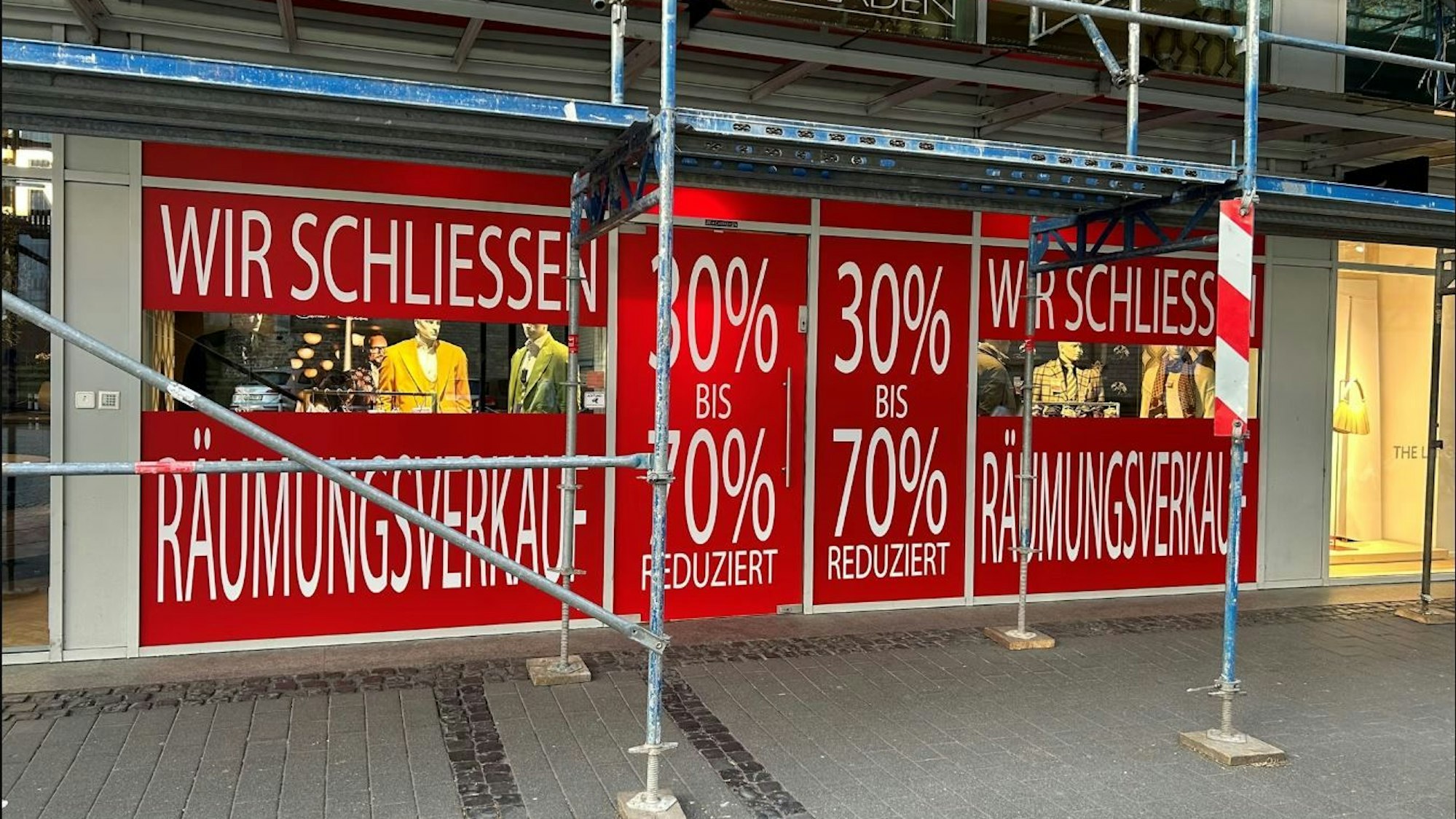 Ende einer Mode-Institution: Durch das Gerüst am Gebäude ist der Räumungsverkauf von Borgards Herrenladen in der Apostelnstraße beim Vorbeigehen schnell zu übersehen.