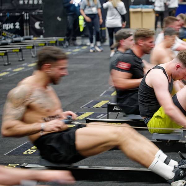 10.04.2025, Nordrhein-Westfalen, Köln: Teilnehmer rudern bei einem HYDROX-Wettbewerb an Rudermaschinen auf der Fitnessmesse "Fibo 2025". HYROX gehört zur Indoor-Fitness und kombiniert acht Kilometer Laufen mit acht Functional-Workout-Stationen. Die Messe präsentiert Fachbesuchern und Verbrauchern neue Trends rund um Fitness, Wellness und Gesundheit. Foto: Henning Kaiser/dpa +++ dpa-Bildfunk +++