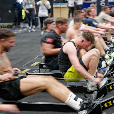 10.04.2025, Nordrhein-Westfalen, Köln: Teilnehmer rudern bei einem HYDROX-Wettbewerb an Rudermaschinen auf der Fitnessmesse "Fibo 2025". HYROX gehört zur Indoor-Fitness und kombiniert acht Kilometer Laufen mit acht Functional-Workout-Stationen. Die Messe präsentiert Fachbesuchern und Verbrauchern neue Trends rund um Fitness, Wellness und Gesundheit. Foto: Henning Kaiser/dpa +++ dpa-Bildfunk +++