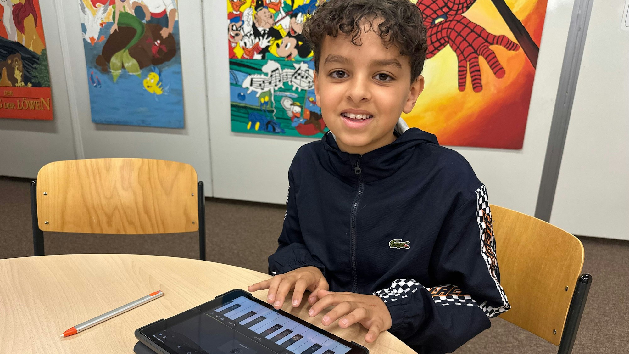 Albert-Einstein-Gymnasium wurde als smart school ausgezeichnet, der zwölfjährige Mehdi zeigt, wie man am iPad Klavier spielen kann. Das hilft im Musikunterricht.