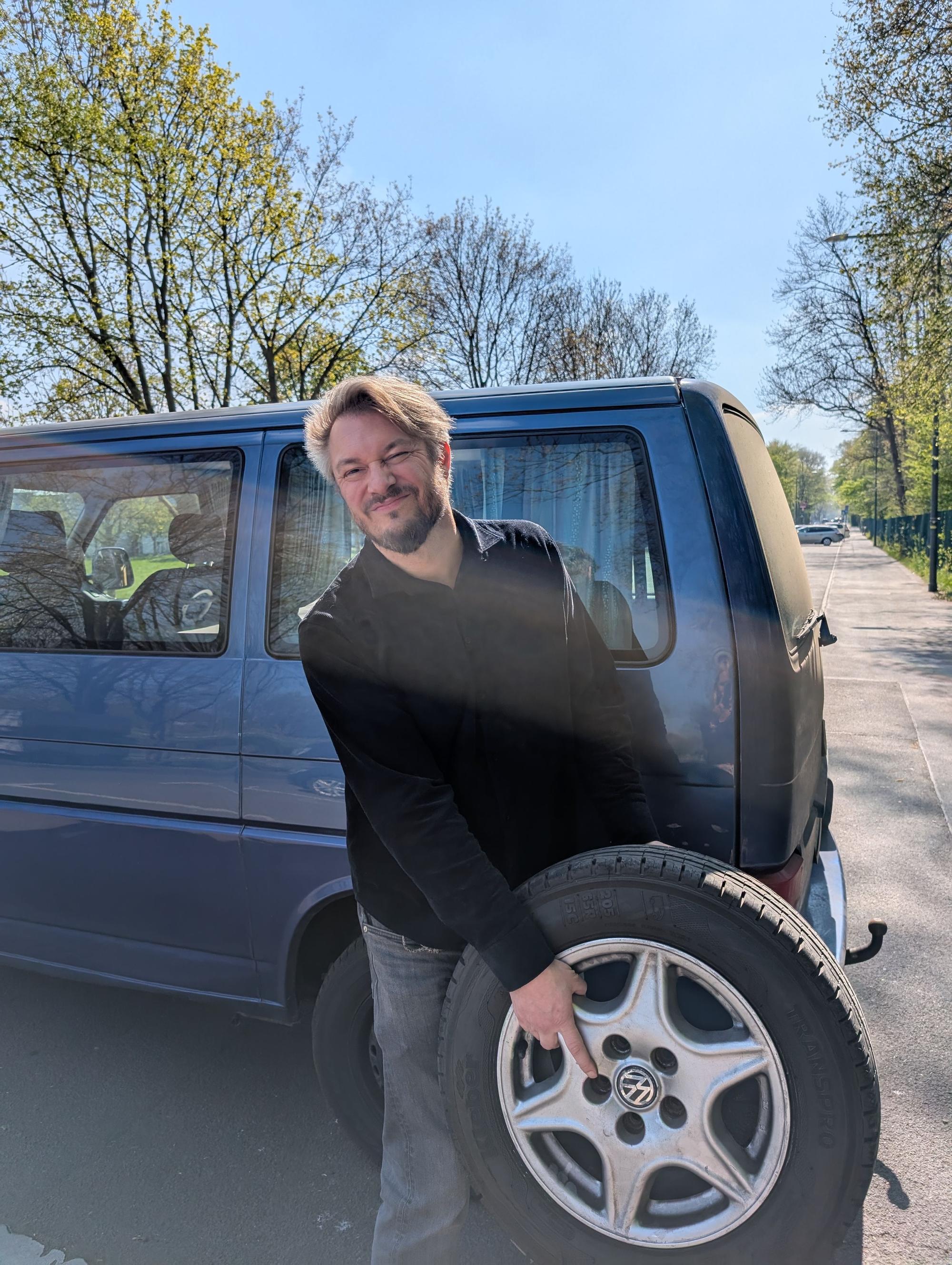Felix Michel musste wiederholt Reifen wechseln, da sie jemand zerstochen hatte.
