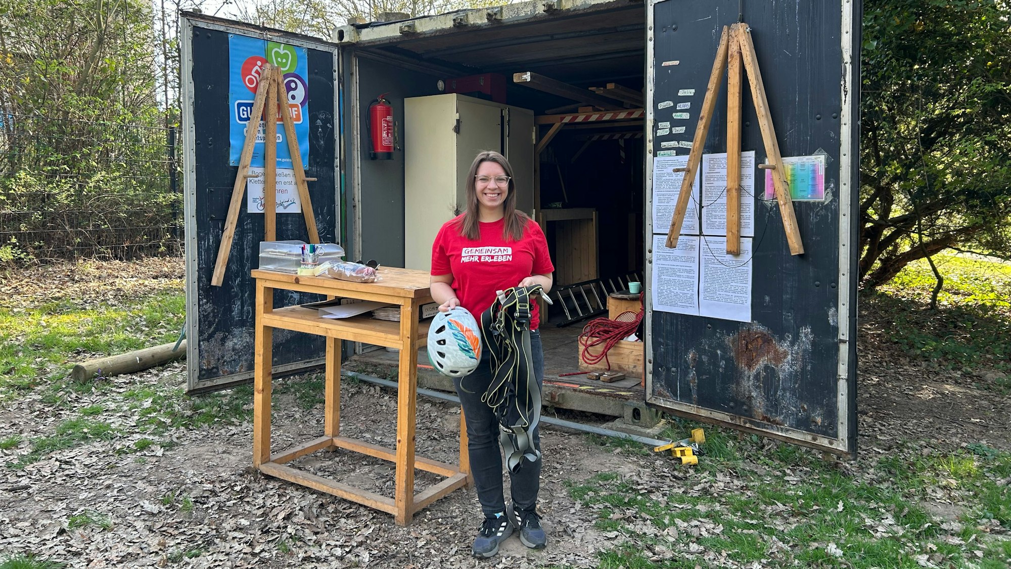 Frau mit Kletterausrüstung