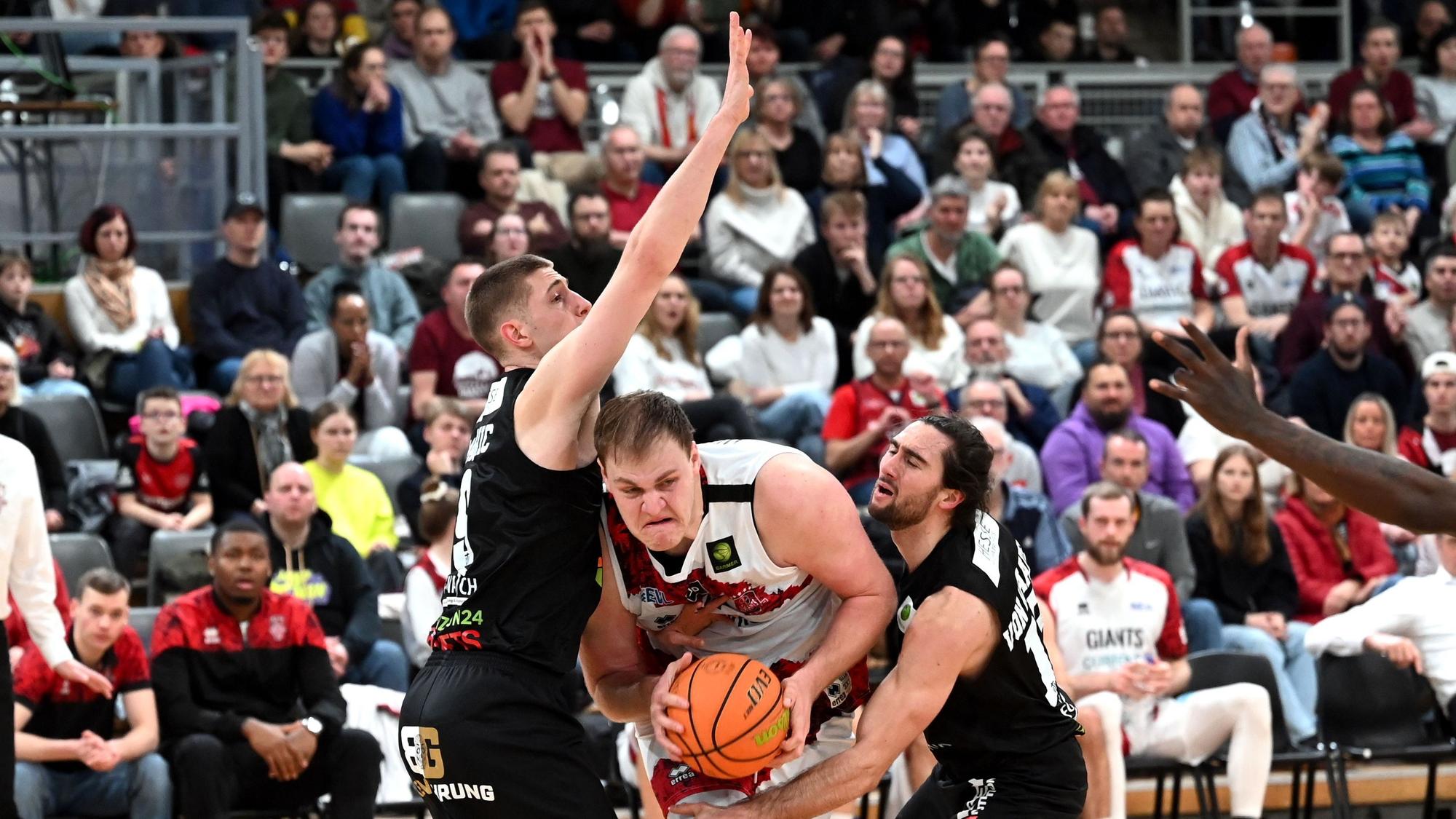 08.02.2025, Basketball-Bayer Giants Lev-Paderborn
mitte: Sören-Eyke Urbansky (Bayer)
Foto: Uli Herhaus