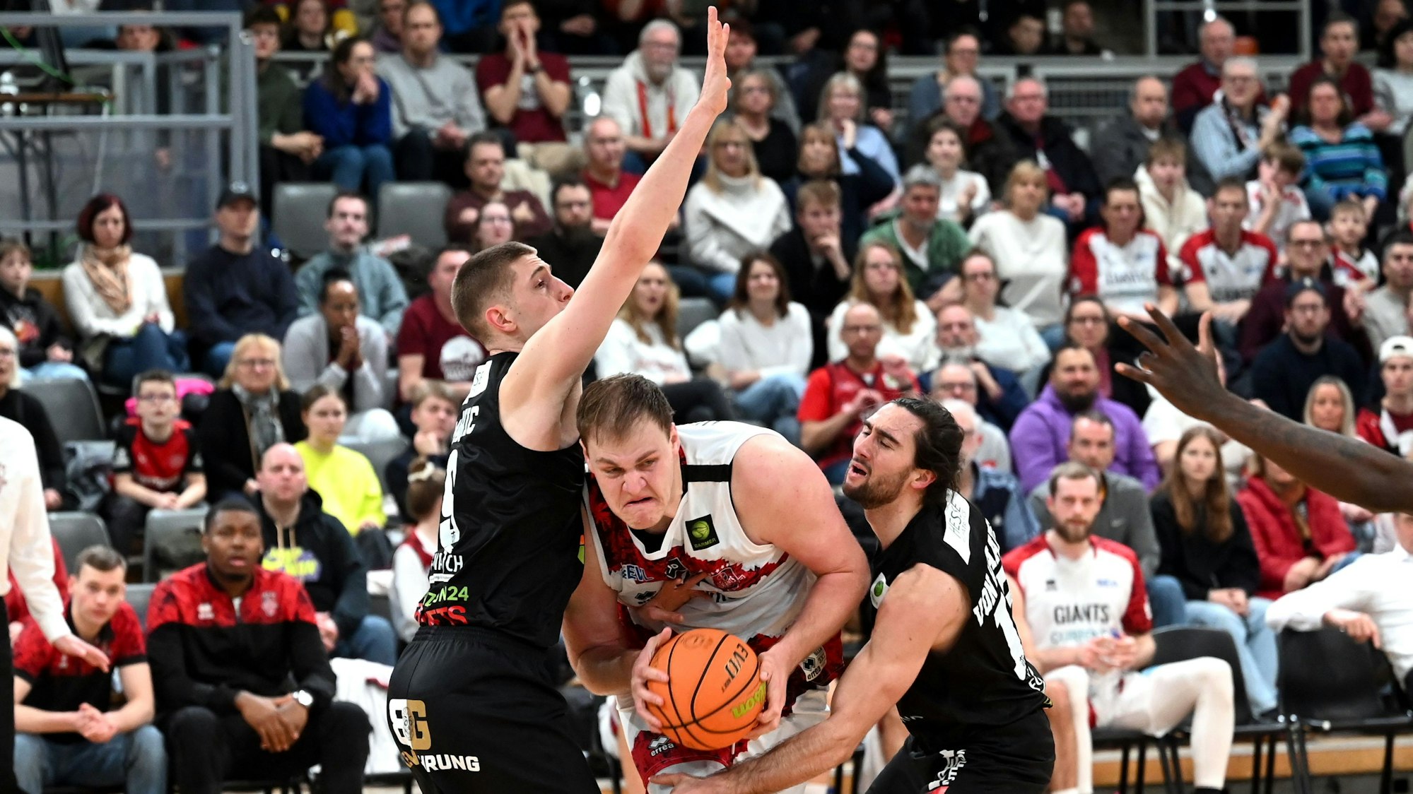 08.02.2025, Basketball-Bayer Giants Lev-Paderborn
mitte: Sören-Eyke Urbansky (Bayer)
Foto: Uli Herhaus