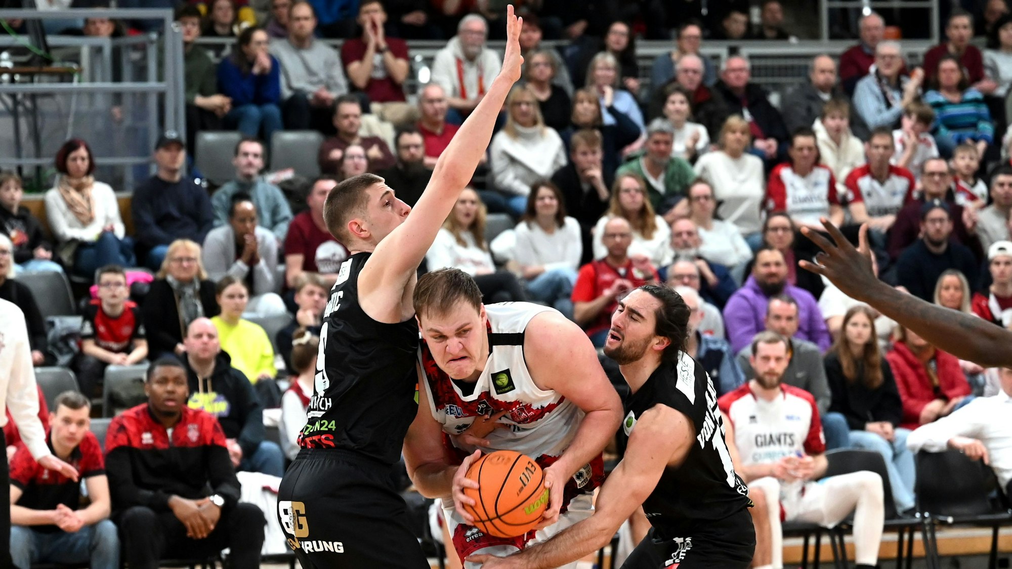 08.02.2025, Basketball-Bayer Giants Lev-Paderborn
mitte: Sören-Eyke Urbansky (Bayer)
Foto: Uli Herhaus