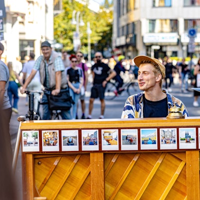 Thelonious Herrmann alias „Stadtgeklimper“ in der Fußgängerzone der Ehrenstraße in Köln.