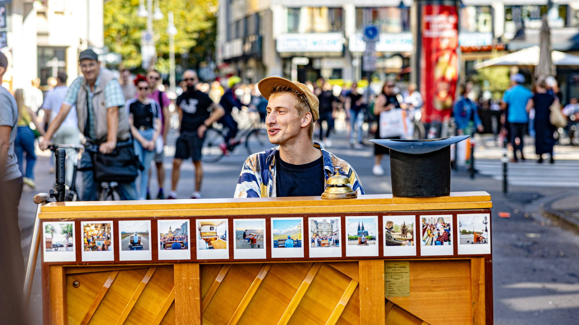 Thelonious Herrmann alias „Stadtgeklimper“ in der Fußgängerzone der Ehrenstraße in Köln.