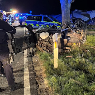 Das Foto zeigt einen verunfallten Pkw an einem Baum.