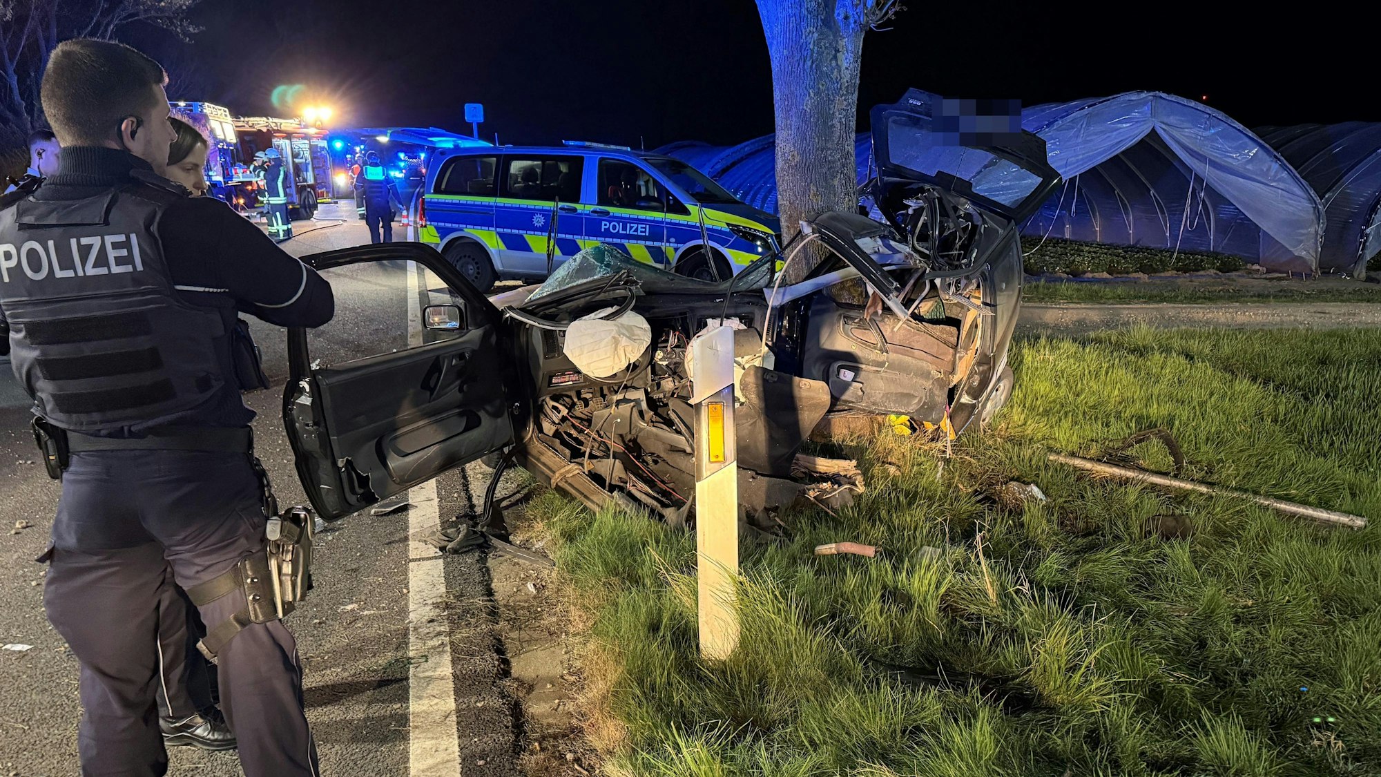Das Bild zeigt Einsatzkräfte der Polizei an der Unfallstelle.