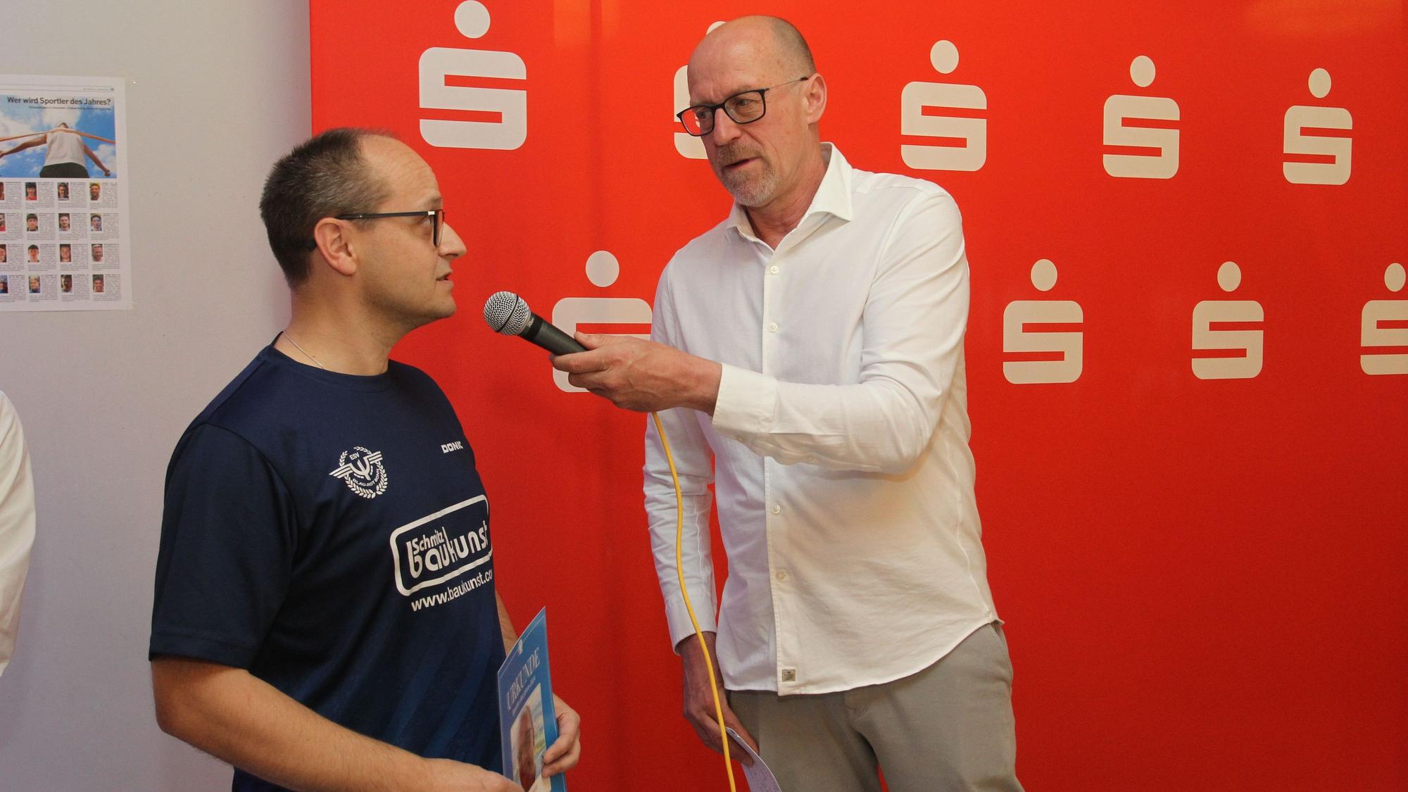 Siegerehrung der Sportlerwahl 2024 in der Trampolihalle Sprungraum in Troisdorf Spich.
Moderator Quentin Bröhl im Gespräch mit Damian Zarzetz